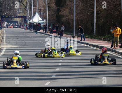 Srinagar, Cachemire, Inde. 17 mars 2024. 17 mars 2024, Srinagar, Inde : les enfants participent à la course de formule 4 organisée pour stimuler le tourisme d'aventure dans la région. Le 17 mars 2024 à Srinagar, Inde. (Crédit image : © Firdous Nazir/eyepix via ZUMA Press Wire) USAGE ÉDITORIAL SEULEMENT! Non destiné à UN USAGE commercial ! Banque D'Images