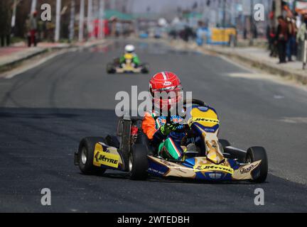 Srinagar, Cachemire, Inde. 17 mars 2024. 17 mars 2024, Srinagar, Inde : Un enfant, participe à la course de formule 4 organisée pour stimuler le tourisme d'aventure dans la région. Le 17 mars 2024 à Srinagar, Inde. (Crédit image : © Firdous Nazir/eyepix via ZUMA Press Wire) USAGE ÉDITORIAL SEULEMENT! Non destiné à UN USAGE commercial ! Banque D'Images