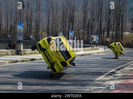 Srinagar, Cachemire, Inde. 17 mars 2024. 17 mars 2024, Srinagar, Inde : les voitures effectuent des manœuvres lors de la course de formule 4 organisée pour stimuler le tourisme d'aventure dans la région. Le 17 mars 2024 à Srinagar, Inde. (Crédit image : © Firdous Nazir/eyepix via ZUMA Press Wire) USAGE ÉDITORIAL SEULEMENT! Non destiné à UN USAGE commercial ! Banque D'Images