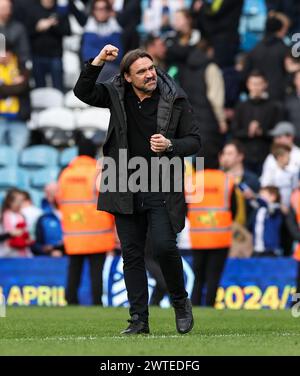 Elland Road, Leeds, Yorkshire, Royaume-Uni. 17 mars 2024. EFL Championship Football, Leeds United contre Millwall ; le manager de Leeds United Daniel Farke fête avec les fans à la fin du match crédit : action plus Sports/Alamy Live News Banque D'Images