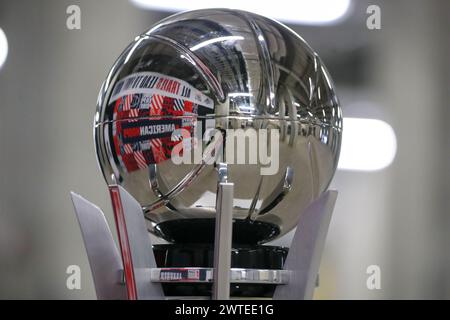 Fort Worth, Texas, États-Unis. 17 mars 2024. Le trophée des finales du championnat de basket-ball masculin de l'American Athletic Conference se trouve sous les sièges et derrière le terrain à Dickies Arena dimanche après-midi pour les finales du championnat de basket-ball masculin de l'AAC. Le gagnant du match entre les Temple Owls et les Blazers UAB recevra le trophée et poincera son billet pour March Madness. (Crédit image : © Brian McLean/ZUMA Press Wire) USAGE ÉDITORIAL SEULEMENT! Non destiné à UN USAGE commercial ! Banque D'Images