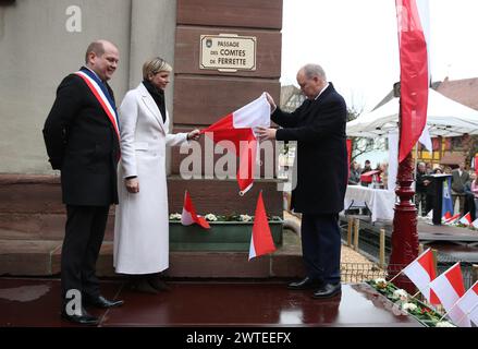 Dannemarie, France. 17 mars 2024. © PHOTOPQR/L'ALSACE/Vincent VOEGTLIN ; Dannemarie ; 17/03/2024 ; dévoilement de la plaque du passage des comptes de Ferette par Alexandre Berbette (maire de Dannemarie, Charlène Wittstock et le Prince Albert II de Monaco, le 17 mars 2024. - Le Prince Albert II de Monaco et la Princesse Charlène de Monaco en visite officielle à Thann le 17 mars 2024 crédit : MAXPPP/Alamy Live News Banque D'Images