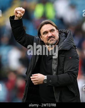 Elland Road, Leeds, Yorkshire, Royaume-Uni. 17 mars 2024. EFL Championship Football, Leeds United contre Millwall ; le manager de Leeds United Daniel Farke fête avec les fans à la fin du match crédit : action plus Sports/Alamy Live News Banque D'Images