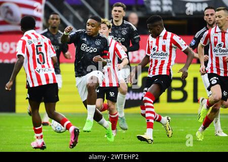 ROTTERDAM - Steven Bergwijn de l'Ajax blessé lors du match néerlandais Eredivisie entre le Sparta Rotterdam et l'Ajax au Sparta Stadium Het Kasteel le 17 mars 2024 à Rotterdam, pays-Bas. ANP OLAF KRAAK Banque D'Images