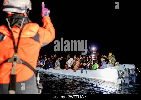 Zone SAR libyenne, Libye. 16 mars 2024. Un membre de l'équipe MSF coordonnant les opérations de sauvetage. Dans la nuit du 16 mars 2024, l’équipage de MSF a intercepté un petit bateau en fibre de verre rempli de migrants naviguant vers l’Europe dans la zone SAR libyenne. Le bateau comptait plus de 60 personnes à bord, dont de nombreuses femmes et enfants. Au moment du sauvetage, le navire était déjà dans des conditions très précaires et pendant les opérations, il chavirait. Crédit : SOPA images Limited/Alamy Live News Banque D'Images