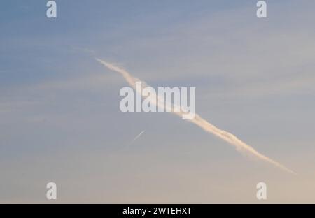 Kastrup/Copenhague/Danemark /17 mars 2024/ vol ligne de pollution par la fumée blanche dans le ciel au-dessus de Katrup Danemark.. Photo.Francis Joseph Dean/Dean Pictures Banque D'Images