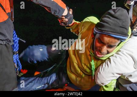 Zone SAR libyenne, Libye. 16 mars 2024. Un migrant secouru par l'équipe MSF. Dans la nuit du 16 mars 2024, l’équipage de MSF a intercepté un petit bateau en fibre de verre rempli de migrants naviguant vers l’Europe dans la zone SAR libyenne. Le bateau comptait plus de 60 personnes à bord, dont de nombreuses femmes et enfants. Au moment du sauvetage, le navire était déjà dans des conditions très précaires et pendant les opérations, il chavirait. Crédit : SOPA images Limited/Alamy Live News Banque D'Images