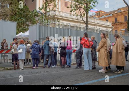 17 mars 2024, Rome, Italie : les gens font la queue pour entrer à l'ambassade de Russie pour voter à l'élection présidentielle russe à Rome. Une longue file d'attente de personnes pour atteindre l'ambassade russe à Rome pour les élections présidentielles russes. La participation des premiers électeurs a commencé peu après 8 heures, mais après 11 h 30, la fréquentation a enregistré une augmentation rapide. Le dernier appel de Navalny a appelé à une présence massive dans les bureaux de vote à 12 heures le troisième et dernier jour des élections publiques pour les élections présidentielles. En Italie, il n'était possible de voter qu'aujourd'hui dans le siège diplomatique de la capitale et dans le consu Banque D'Images