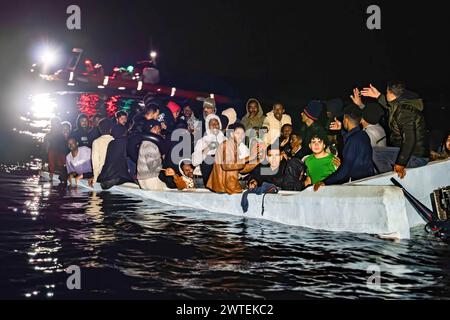 Zone SAR libyenne, Libye. 16 mars 2024. Migrants vus sur un bateau en fibre de verre dans la zone SAR libyenne. Dans la nuit du 16 mars 2024, l’équipage de MSF a intercepté un petit bateau en fibre de verre rempli de migrants naviguant vers l’Europe dans la zone SAR libyenne. Le bateau comptait plus de 60 personnes à bord, dont de nombreuses femmes et enfants. Au moment du sauvetage, le navire était déjà dans des conditions très précaires et pendant les opérations, il chavirait. (Crédit image : © Simone Boccaccio/SOPA images via ZUMA Press Wire) USAGE ÉDITORIAL SEULEMENT! Non destiné à UN USAGE commercial ! Banque D'Images