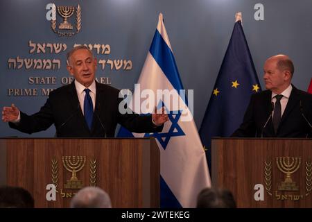 Jérusalem, Israël. 17 mars 2024. Le premier ministre israélien Benjamin Netanyahu, à gauche, parle après une réunion avec le chancelier allemand Olaf Scholz à Jérusalem, Israël, dimanche 17 mars 2024. Photo de piscine par Leo Correa/UPI crédit : UPI/Alamy Live News Banque D'Images