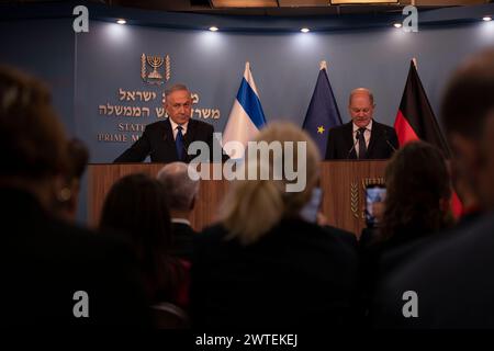 Jérusalem, Israël. 17 mars 2024. Le premier ministre israélien Benjamin Netanyahu, à gauche, regarde le chancelier allemand Olaf Scholz parler après leur rencontre à Jérusalem, en Israël, le dimanche 17 mars 2024. Photo de piscine par Leo Correa/UPI crédit : UPI/Alamy Live News Banque D'Images