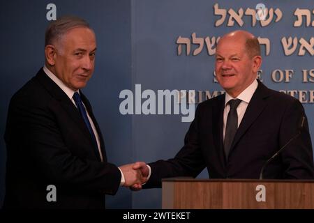 Jérusalem, Israël. 17 mars 2024. Le premier ministre israélien Benjamin Netanyahu, à gauche, et le chancelier allemand Olaf Scholz se serrent la main après un discours à Jérusalem, Israël, dimanche 17 mars 2024. Photo de piscine par Leo Correa/UPI crédit : UPI/Alamy Live News Banque D'Images