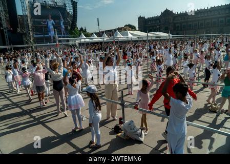 Ciudad de Mexico, Mexique. 17 mars 2024. Participants à une classe de ballet en action. Mexicaine Elisa Carrillo, première danseuse solo au Berlin State Ballet, a dirigé une classe de ballet dans le centre-ville de la capitale mexicaine. Crédit : Jair Cabrera Torres/dpa/Alamy Live News Banque D'Images