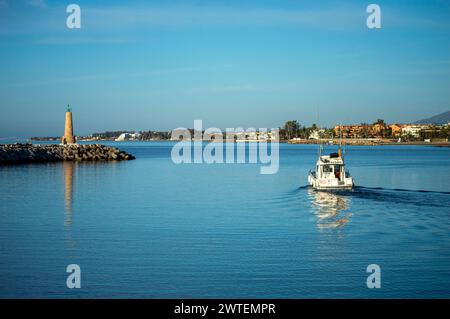 BANUS, ESPAGNE - 16 MARS 2024 : Yachts Marina au lever du soleil à Banus, Marbella, Espagne le 16 mars 2024 Banque D'Images