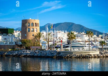 BANUS, ESPAGNE - 16 MARS 2024 : Yachts Marina au lever du soleil à Banus, Marbella, Espagne le 16 mars 2024 Banque D'Images