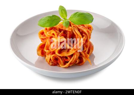 Tagliatelle pâtes aux œufs avec sauce tomate et feuilles de basilic dans une assiette blanche isolée sur blanc avec chemin de coupe inclus Banque D'Images