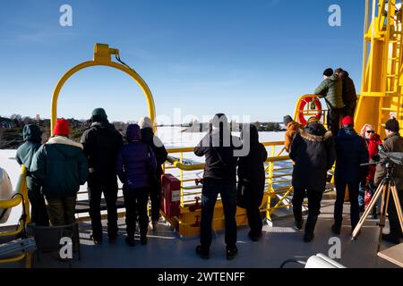 ÎLE DE Berghamn, FERRY MS Utö, ARCHIPEL DE TURKU : le ferry gratuit MS Utö visite l'île de Berghamn dans le magnifique archipel de Turku par une journée d'hiver ensoleillée. INFO : L'archipel Turku, situé dans la mer Baltique au large de la côte sud-ouest de la Finlande, comprend des milliers d'îles et d'îlots. Ses paysages pittoresques, parsemés de villages pittoresques et de monuments historiques, attirent les visiteurs en quête de tranquillité, d'aventures en plein air et de charme maritime. Banque D'Images