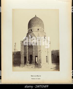 Kom-alá-Osmán. Wilhelm Hammerschmidt, photographe (allemand, né en Prusse, mort en 1869) années 1860 vue extérieure d'un bâtiment en dôme de pierre depuis le niveau du sol. Le dôme du bâtiment est sculpté en bas relief avec des motifs végétaux géométriques. (Recto) en haut à gauche, au crayon : '19' ; (verso) en bas à droite, au crayon : 'a 32 31 (jambon)' Banque D'Images
