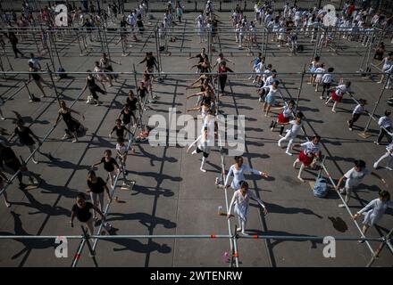 Ciudad de Mexico, Mexique. 17 mars 2024. Vue des danseurs. Le premier cours de ballet de masse a eu lieu sur le Zócalo, où des dizaines de filles, jeunes, hommes et femmes ont participé à cette activité culturelle organisée par le gouvernement de Mexico. La classe était dirigée par la célèbre danseuse Elisa Carrillo Cabrera. L'événement fait partie des activités du Women's Time Equality Festival. Crédit : Jair Cabrera Torres/dpa/Alamy Live News Banque D'Images