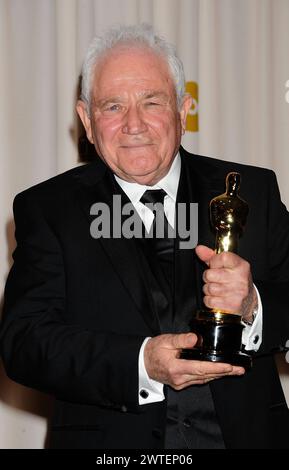 David Seidler meurt à l'âge de 87 ANS DAVID SEIDLER salle de presse lors de la 83e cérémonie annuelle des Academy Awards au Kodak Theatre, Hollywood, Californie, États-Unis. 27 février 2011 Pressroom oscars vainqueur trophée demi-longueur veste de costume noir main main palmier bouche souriante Cap/ROT/TM Tony Michaels/Roth Stock/ Hollywood California USA Copyright : xTonyxMichaels/RothxStock/xCapitalxPicturesx Banque D'Images