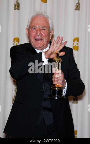 David Seidler meurt à l'âge de 87 ANS DAVID SEIDLER meilleur scénario original d'écriture 83e Annual Academy Awards - Oscars Kodak Theatre, Hollywood, CA, États-Unis. 27 février 2011 Pressroom Press room gagnant trophée demi-longueur veste costume noir main main palmier bouche souriante Cap/PE Peter Eden/ Antibes France Copyright : xPeterxEden/CapitalxPicturesx Banque D'Images