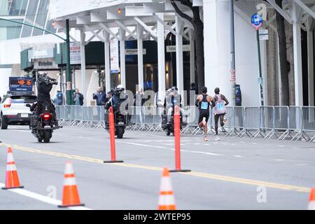 17 mars 2024, New York, New York, États-Unis : (SPO)le semi-marathon NYC United Airlines 2024. 17 mars 2024, New York, États-Unis : ''le semi-marathon NYC United Airlines 2024 a débuté aujourd'hui à New York, attirant des milliers de participants du monde entier sur l'hippodrome emblématique. Les coureurs ont bravé les rues de la Big Apple, faisant preuve d'athlétisme et de détermination alors qu'ils s'attaquaient à l'itinéraire de 21,1 km à travers les quartiers animés de la ville. Les spectateurs bordaient les rues, encourageant les concurrents et ajoutant à l'atmosphère électrique de cet événement renommé. (Crédit image : © Jorge Estrellado Banque D'Images