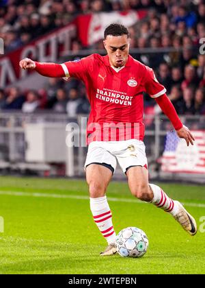 Eindhoven, pays-Bas. 17 mars 2024. EINDHOVEN, PAYS-BAS - 17 MARS : Sergino Dest du PSV lance le ballon lors du match néerlandais Eredivisie entre le PSV et le FC Twente au Philips Stadion le 17 mars 2024 à Eindhoven, pays-Bas. (Photo de Joris Verwijst/Orange Pictures) crédit : Orange pics BV/Alamy Live News Banque D'Images