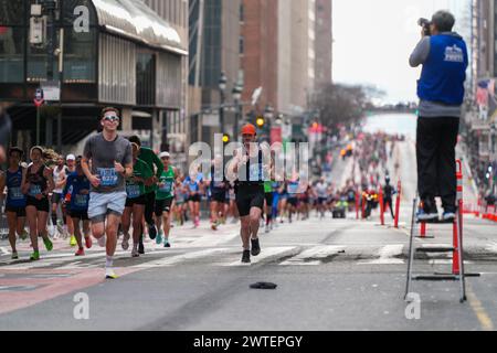 17 mars 2024, New York, New York, États-Unis : (SPO)le semi-marathon NYC United Airlines 2024. 17 mars 2024, New York, États-Unis : ''le semi-marathon NYC United Airlines 2024 a débuté aujourd'hui à New York, attirant des milliers de participants du monde entier sur l'hippodrome emblématique. Les coureurs ont bravé les rues de la Big Apple, faisant preuve d'athlétisme et de détermination alors qu'ils s'attaquaient à l'itinéraire de 21,1 km à travers les quartiers animés de la ville. Les spectateurs bordaient les rues, encourageant les concurrents et ajoutant à l'atmosphère électrique de cet événement renommé. (Crédit image : © Jorge Estrellado Banque D'Images