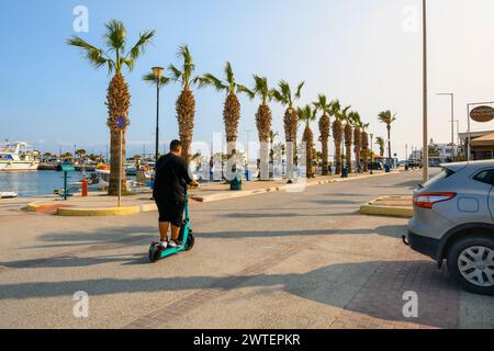 Kos, Grèce - 12 mai 2023 : rue côtière dans la station de Kardamena. Île de Kos, Grèce Banque D'Images