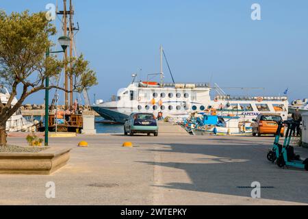 Kos, Grèce - 12 mai 2023 : vue sur la rue et le port dans le village de Kardamena sur l'île de Kos, Grèce Banque D'Images