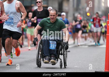 17 mars 2024, New York, New York, États-Unis : (SPO)le semi-marathon NYC United Airlines 2024. 17 mars 2024, New York, États-Unis : ''le semi-marathon NYC United Airlines 2024 a débuté aujourd'hui à New York, attirant des milliers de participants du monde entier sur l'hippodrome emblématique. Les coureurs ont bravé les rues de la Big Apple, faisant preuve d'athlétisme et de détermination alors qu'ils s'attaquaient à l'itinéraire de 21,1 km à travers les quartiers animés de la ville. Les spectateurs bordaient les rues, encourageant les concurrents et ajoutant à l'atmosphère électrique de cet événement renommé. (Crédit image : © Jorge Estrellado Banque D'Images