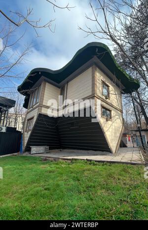 Maison à l'envers, une attraction de parc public Banque D'Images
