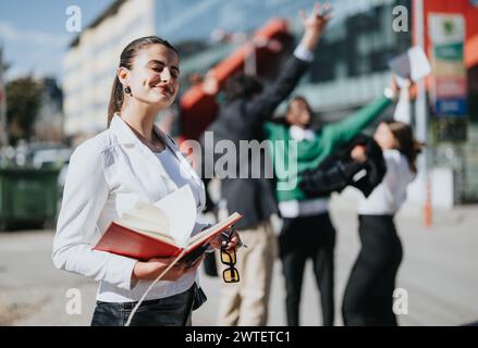 Divers hommes d'affaires discutant du travail à l'extérieur dans un environnement urbain ensoleillé Banque D'Images
