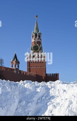 Place Rouge à Moscou après une chute de neige. Hiver dans le centre de la capitale de la Russie. Banque D'Images