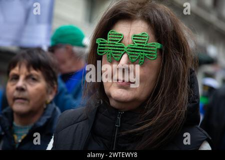 Londres, Royaume-Uni. 17 mars 2024. Des milliers de personnes se sont rassemblées dans le centre de Londres pour la préparation annuelle Patrick's Day Parade. Crédit : Kiki Streitberger/Alamy Live News Banque D'Images