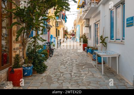 Kos, Grèce - 12 mai 2023 : Rue dans la station de Kardamena sur l'île de Kos, Grèce Banque D'Images