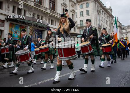 Londres, Royaume-Uni. 17 mars 2024. Des milliers de personnes se sont rassemblées dans le centre de Londres pour la préparation annuelle Patrick's Day Parade. Crédit : Kiki Streitberger/Alamy Live News Banque D'Images