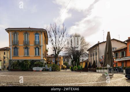 Monza, Italie - 28 février 2024 : bâtiments historiques dans le centre de Monza le long de la via Vittorio Emanuele II Banque D'Images