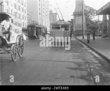 Photographie australienne vintage. Trolley-bus n° 2, un tramway Bondi & un chariot laitier des producteurs laitiers . Sydney Australie. Circa 1930s. Crédit : Sam Hood. Banque D'Images