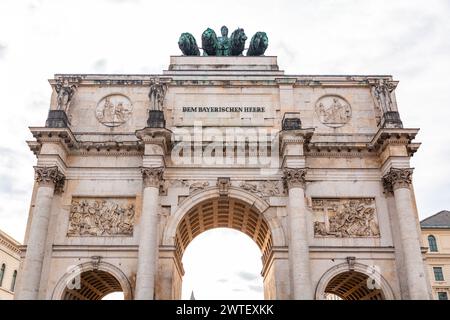 Munich, Allemagne - 23 décembre 2021: Le Siegestor, la porte de la victoire à Munich est une arche de trois arcades commémoratives, couronnée d'une statue de Bavière avec Banque D'Images