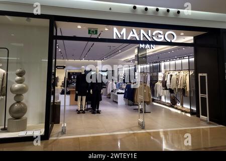 Magasin Mango Man au centre commercial Miramar à Fuengirola, Málaga, Espagne. Banque D'Images