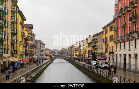 Milan, Italie - 26 février 2024 : vue sur le canal Naviglio Grande un jour de pluie Banque D'Images