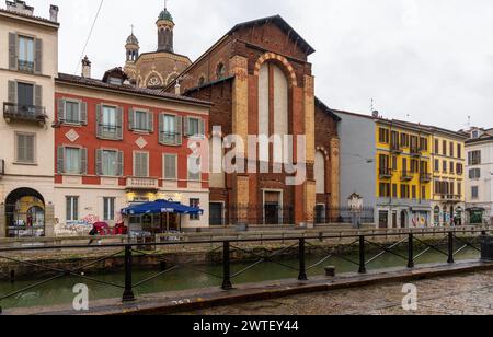 Milan, Italie - 26 février 2024 : vue sur le canal Naviglio Grande un jour de pluie Banque D'Images