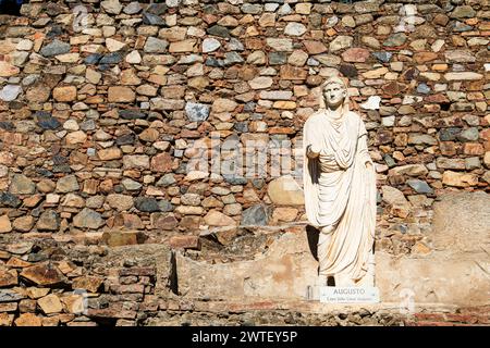 Merida, Estrémadure, Espagne- 23 octobre 2023 : statue en pierre dans les vestiges archéologiques romains de la Maison de l'amphithéâtre de Mérida, Espagne Banque D'Images