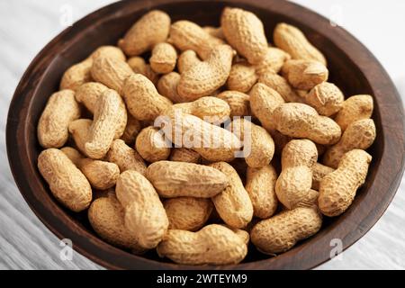 Gousses d'arachides en coquille. Bol rustique plein d'ingrédient nutritif croquant. Banque D'Images