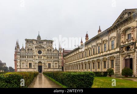 Pavie, Italie - 27 février 2024 : Certosa di Pavia, une église médiévale et un monastère à Pavie, Italie, un jour de pluie. Banque D'Images