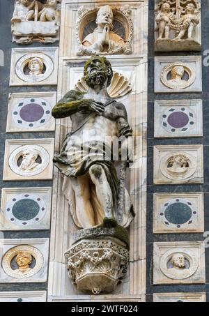 Pavie, Italie - 27 février 2024 : Certosa di Pavia, une église médiévale et un monastère à Pavie, Italie, un jour de pluie. Banque D'Images