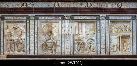 Pavie, Italie - 27 février 2024 : Certosa di Pavia, une église médiévale et un monastère à Pavie, Italie, un jour de pluie. Banque D'Images