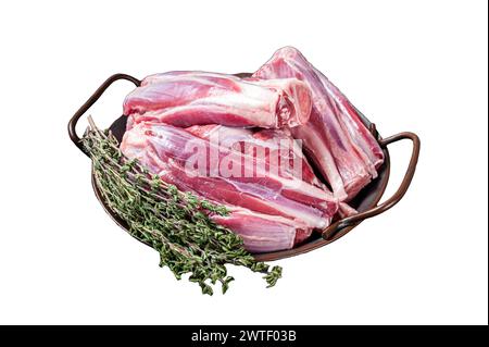 Jarrets de cuisse d'agneau crus dans un plateau en acier avec des herbes. Isolé sur fond blanc. Vue de dessus Banque D'Images