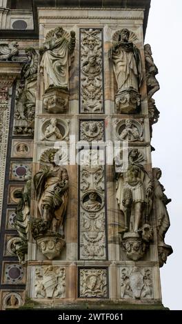 Pavie, Italie - 27 février 2024 : Certosa di Pavia, une église médiévale et un monastère à Pavie, Italie, un jour de pluie. Banque D'Images